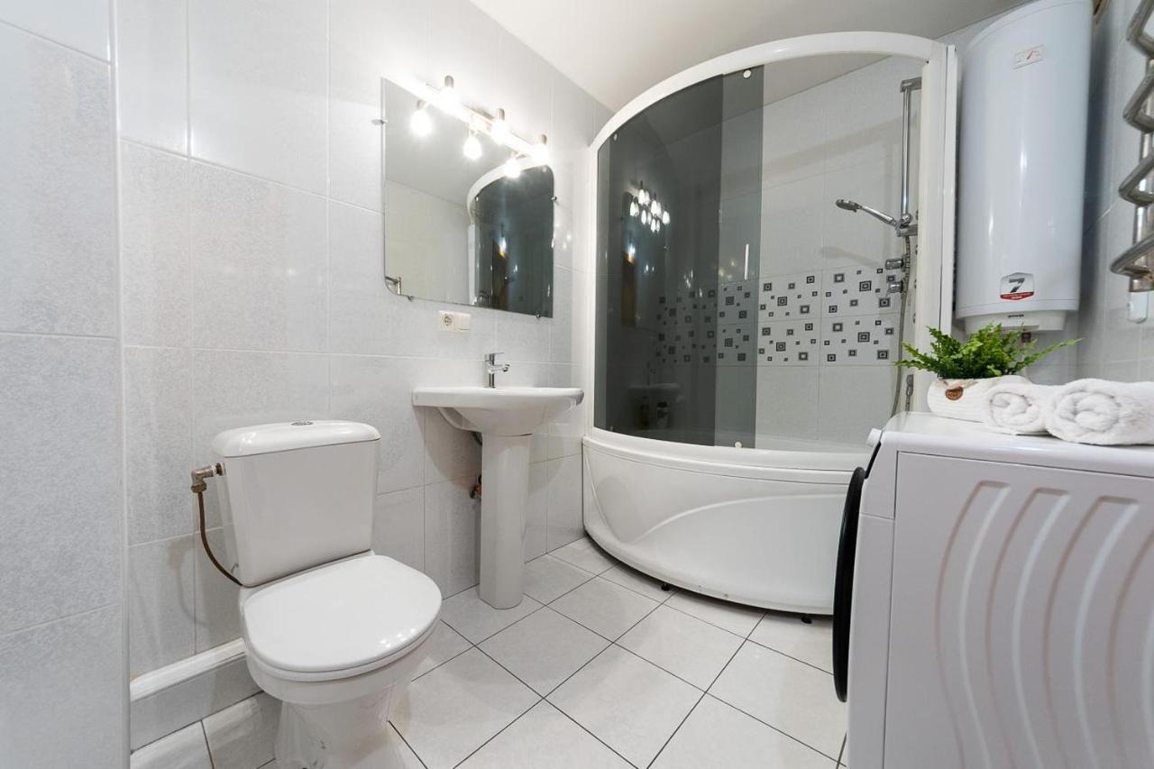 Spacious Apartments In The Center Of Obolon 2 Bedrooms Kijev Kültér fotó