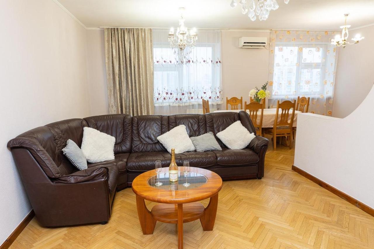 Spacious Apartments In The Center Of Obolon 2 Bedrooms Kijev Kültér fotó
