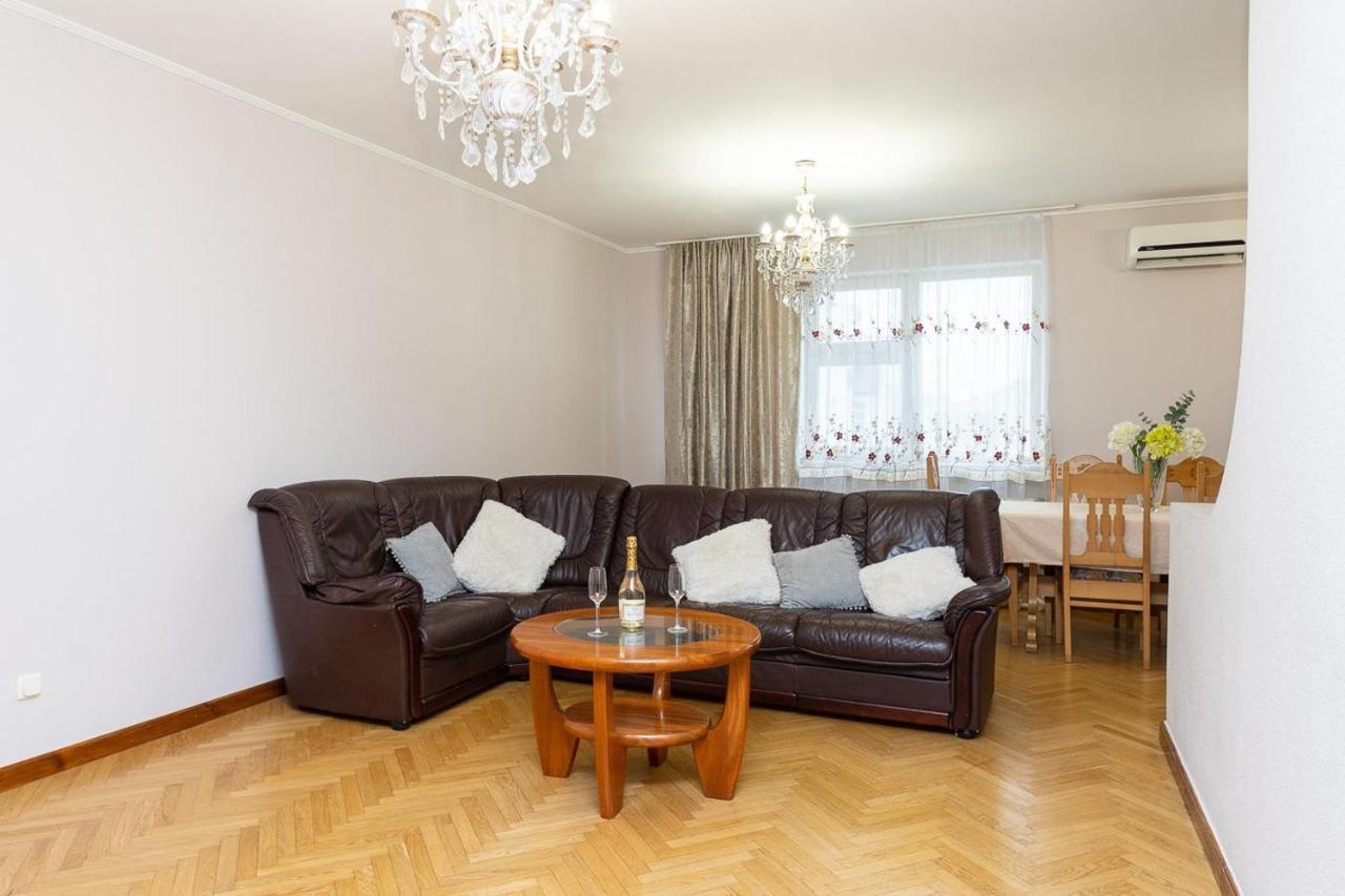 Spacious Apartments In The Center Of Obolon 2 Bedrooms Kijev Kültér fotó