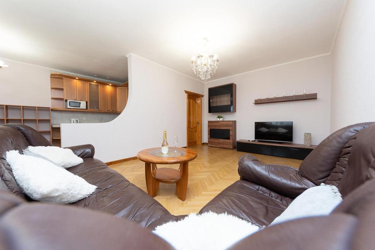 Spacious Apartments In The Center Of Obolon 2 Bedrooms Kijev Kültér fotó
