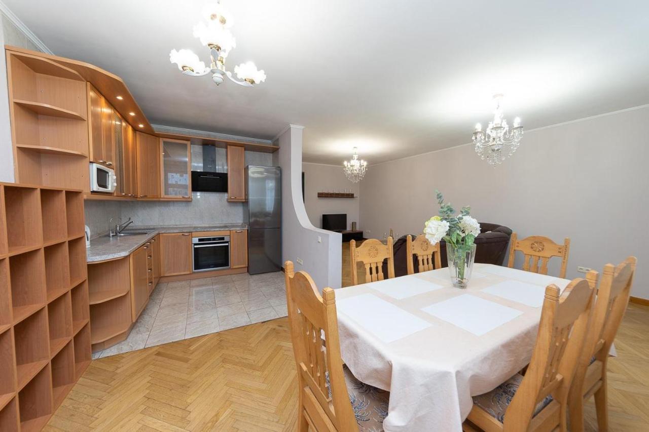 Spacious Apartments In The Center Of Obolon 2 Bedrooms Kijev Kültér fotó